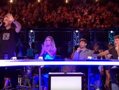 «Αν δεν κάτσω εγώ, δεν θα κάτσει κανείς»: Πήρε την καρέκλα, στο βρετανικό «X-Factor» και έφυγε (φώτο-βίντεο)